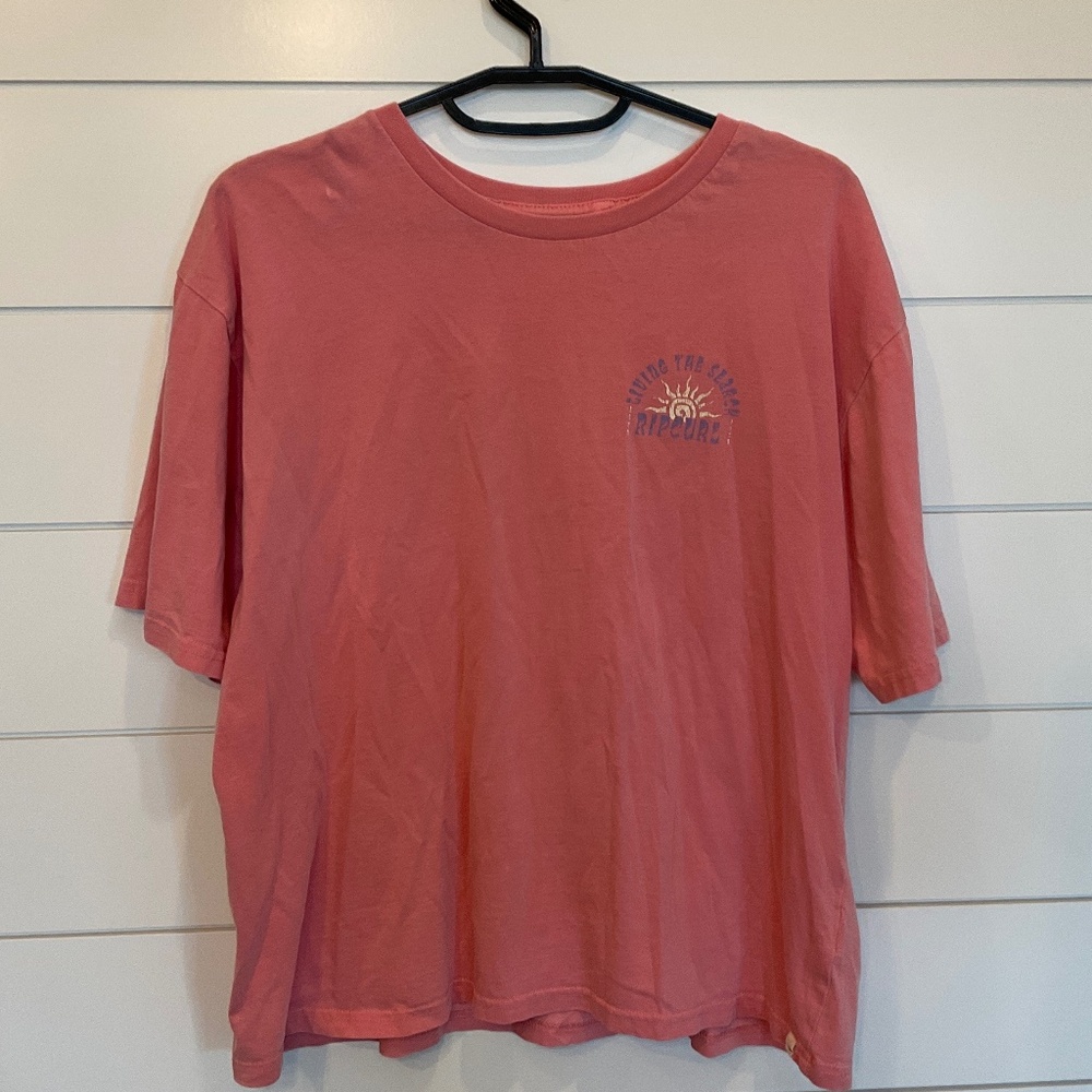 #0186 WOMEN’S RIP CURL BAGGY PINK TEE. SIZE: XS